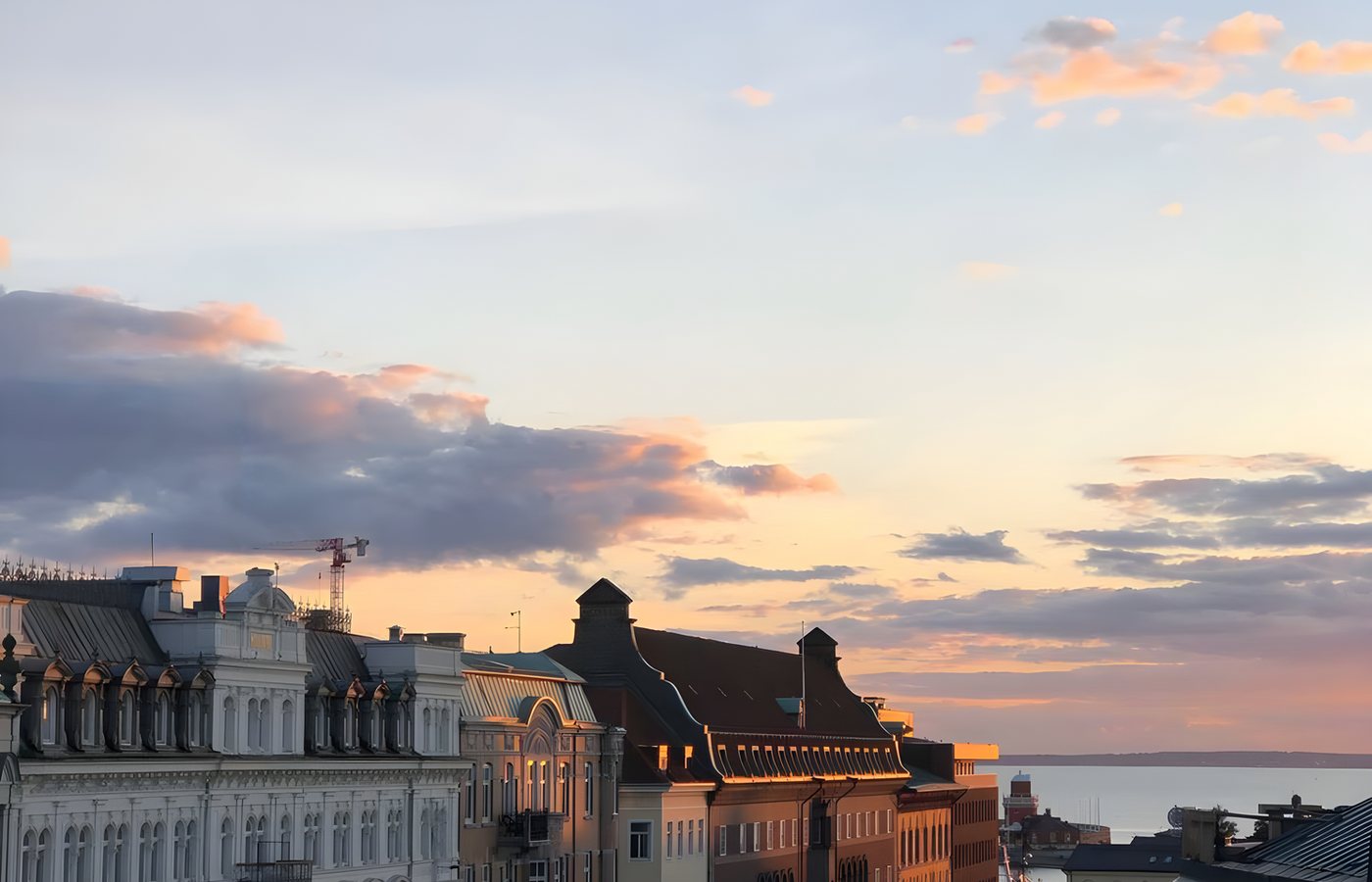 Helsingborgs hamn och stadssilhuett i mjukt dagsljus